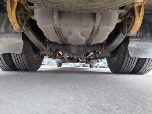 ২৩টি আসন ব্যবহৃত হয়েছে, সিলিং যুক্ত জানালা সহ বাস, ম্যানুয়াল ট্রান্সমিশন