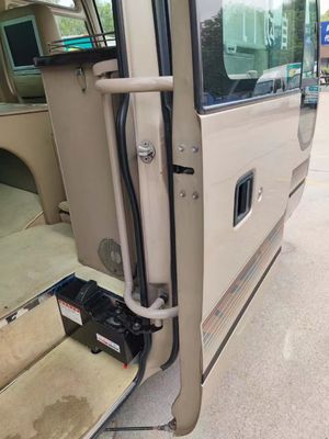 ২৩টি আসন ব্যবহৃত হয়েছে, সিলিং যুক্ত জানালা সহ বাস, ম্যানুয়াল ট্রান্সমিশন