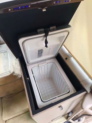 ২৩টি আসন ব্যবহৃত হয়েছে, সিলিং যুক্ত জানালা সহ বাস, ম্যানুয়াল ট্রান্সমিশন