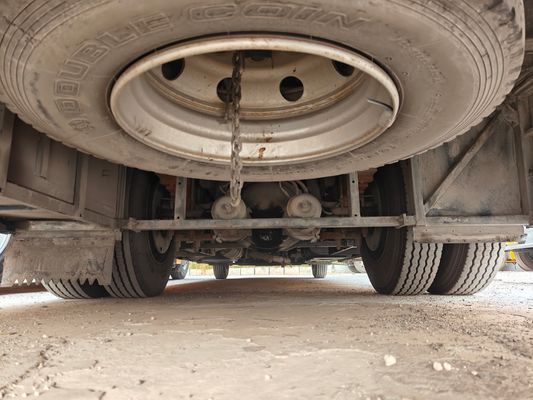 ২০১৫ সালের ৫৬ সিটের পুরাতন হলুদ স্কুল বাস, ডিজেল ইঞ্জিন এবং সর্বোচ্চ গতিবেগ ঘন্টায় ৮০ কিলোমিটার